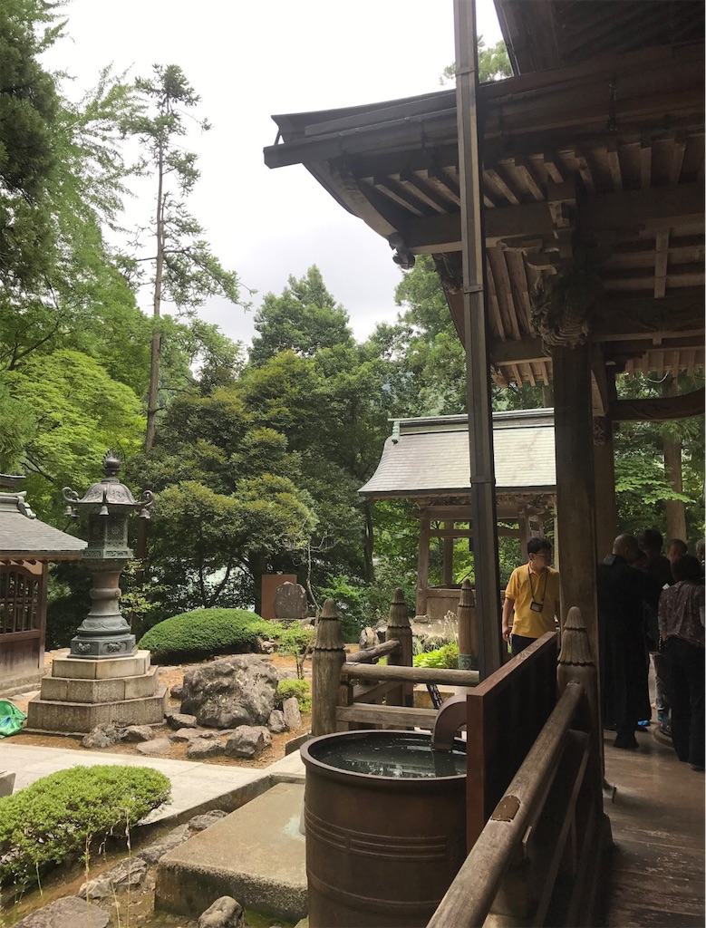 お坊さんが説明されています。