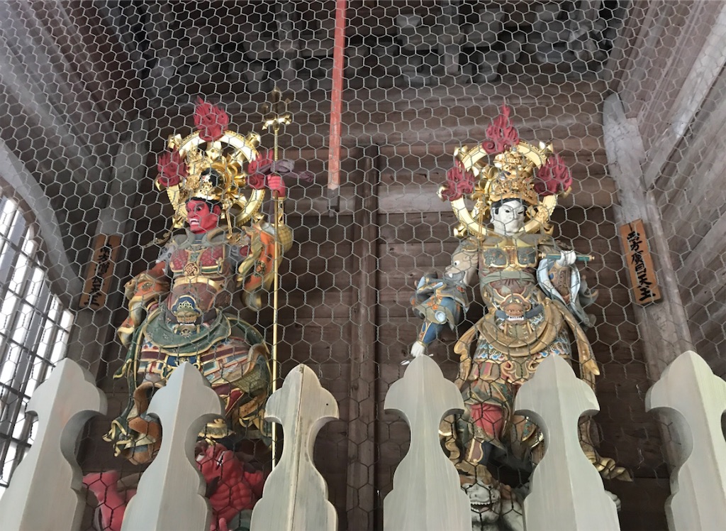 建物の中の守護神