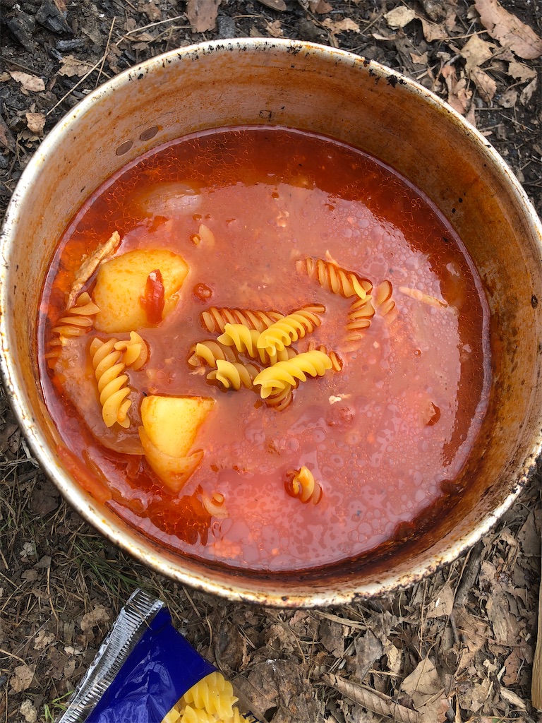 燠火で作ったトマトとチキンのマカロニスープ。