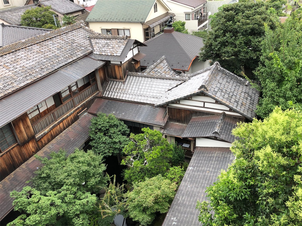 屋上庭園から見た中庭。