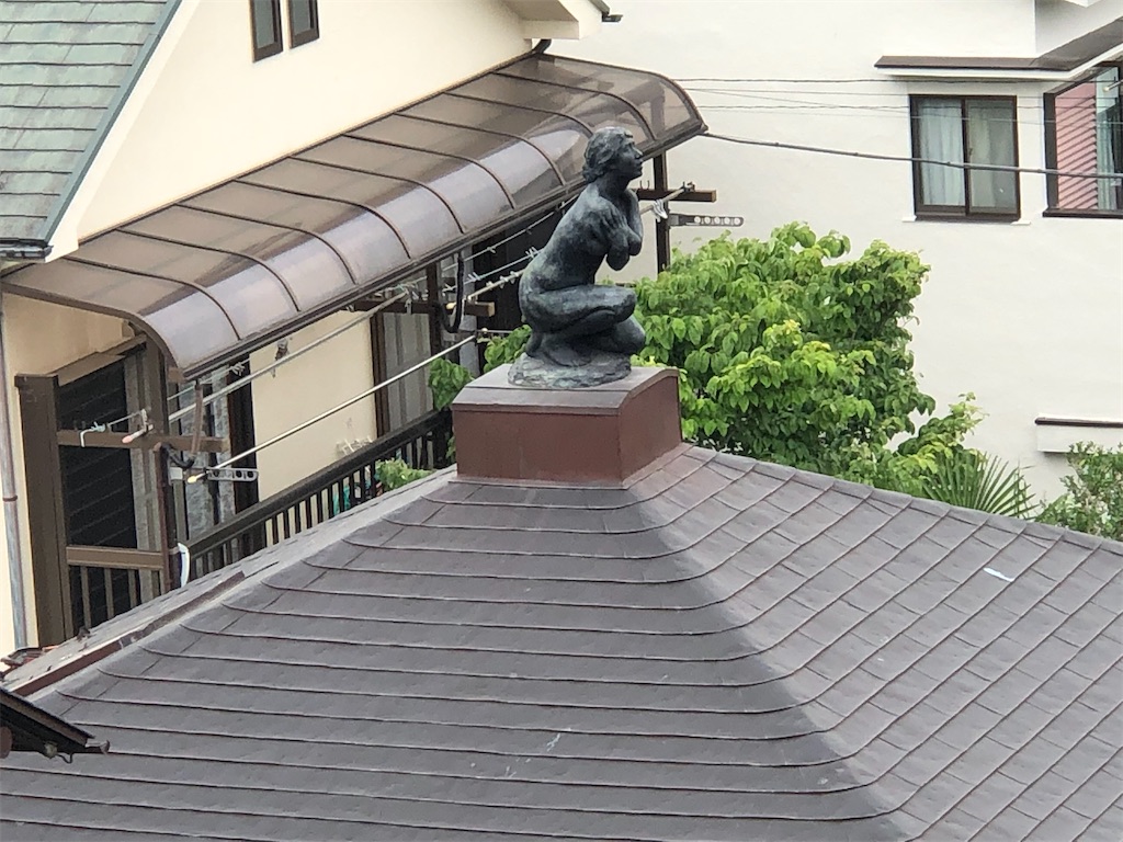 屋根の上に女性の彫刻が。