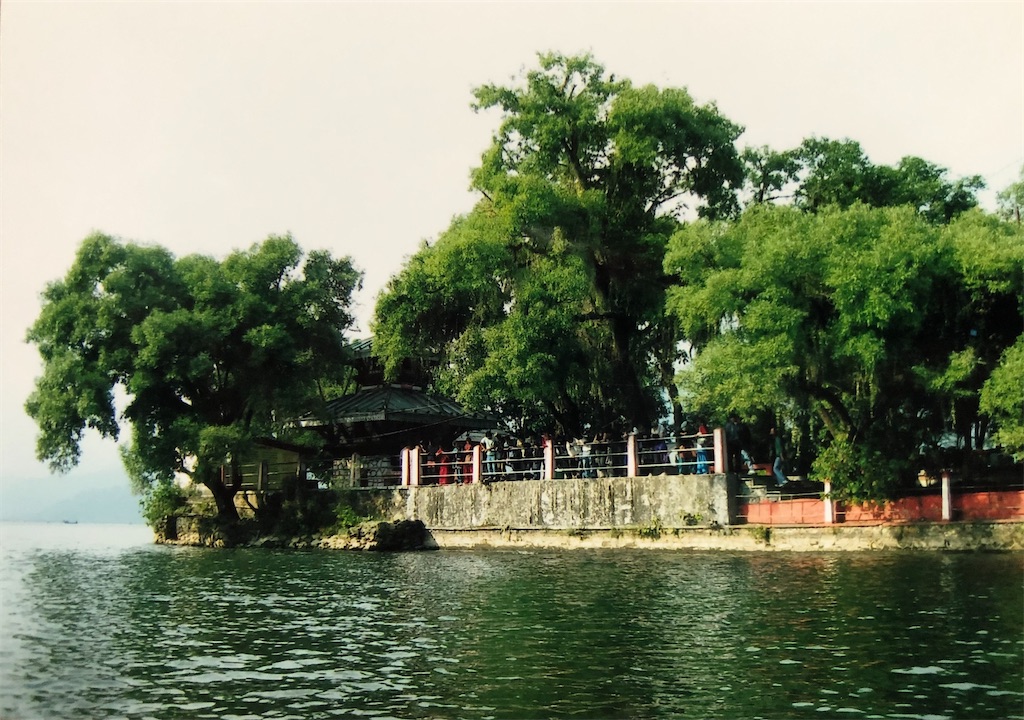 ペワ湖の中心にあり船で渡るタル・バラヒ寺院。