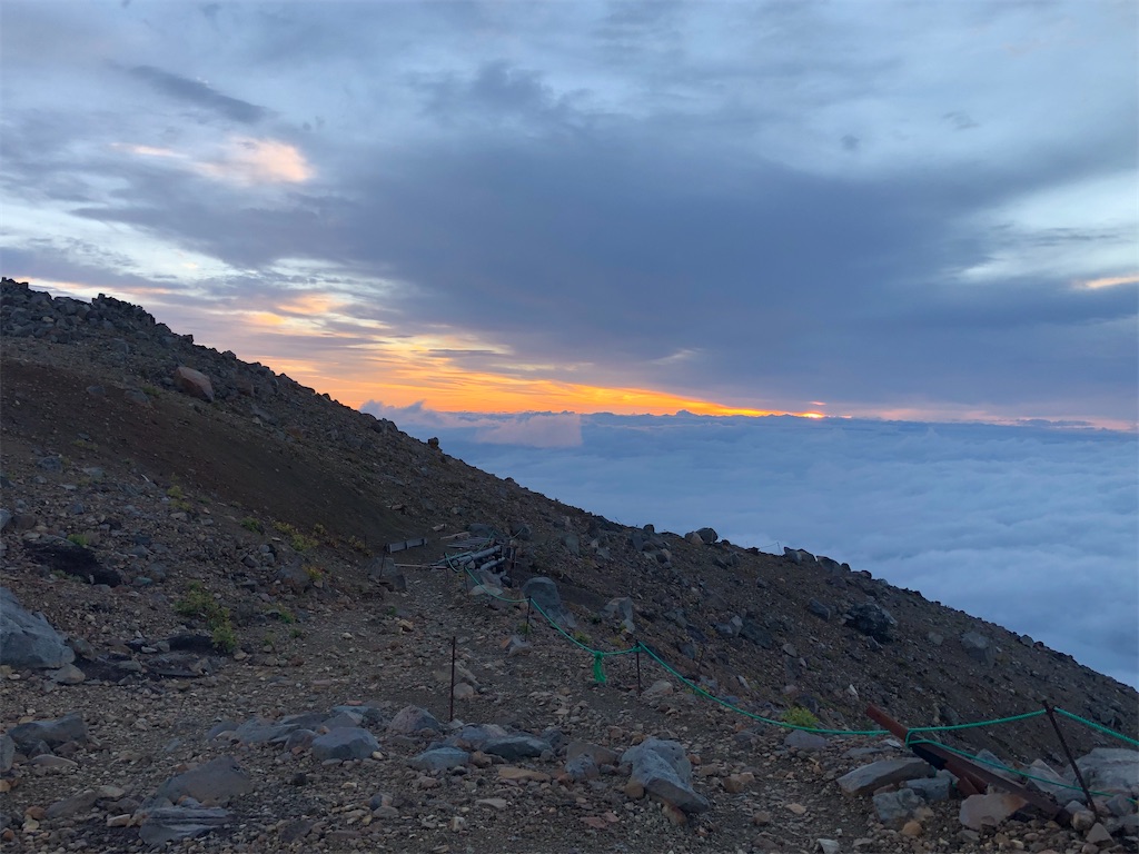 稜線に上がると日の出が。