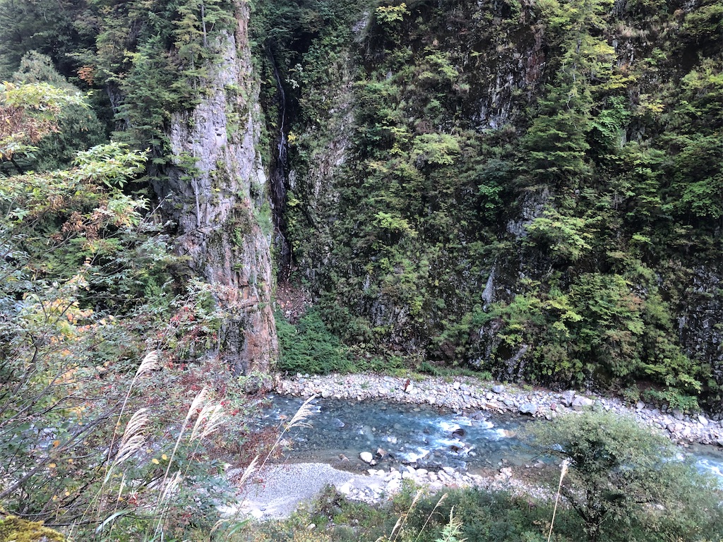 いくつもの滝のかかる垂直の大岩壁