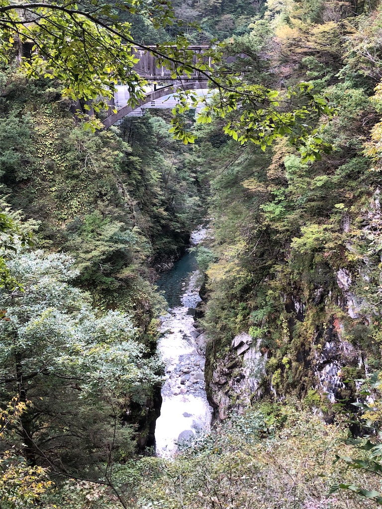 トロッコが通っているのはあの水道橋の向こう。