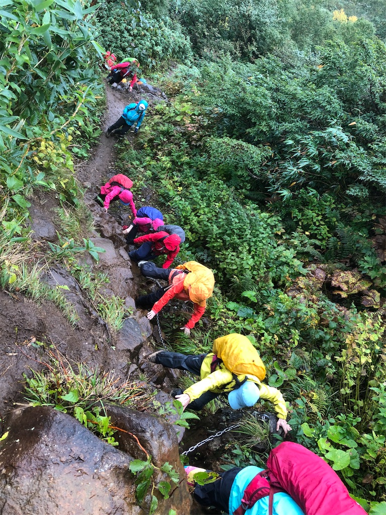 しばらくすると、少し大きな岩場・鎖場が出てきます。