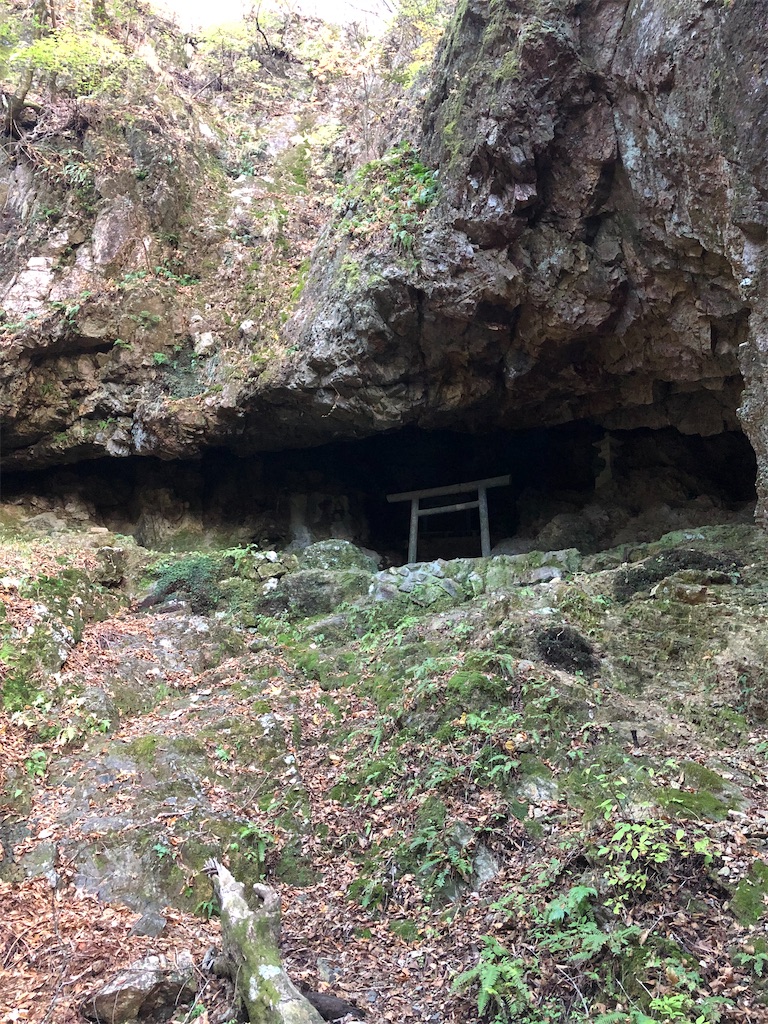 洞窟に祀られた奥宮