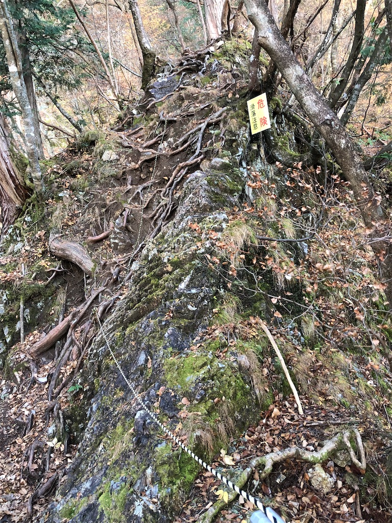 こんな感じの道がスッパリ切れた高所で続きます。
