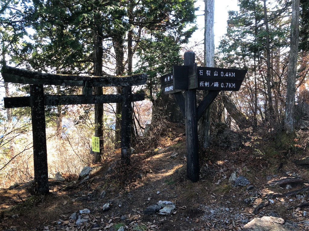 鳥居をくぐって龍ヶ滝に向かいます。