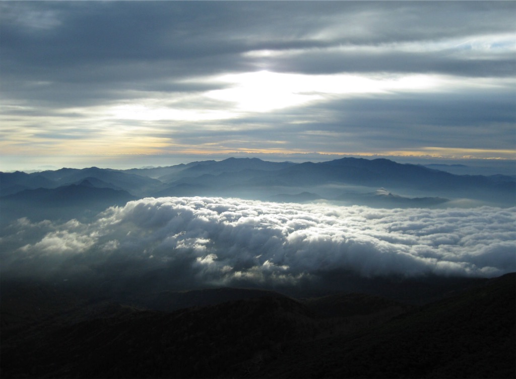 山嶺を超えて押し寄せる雲海。