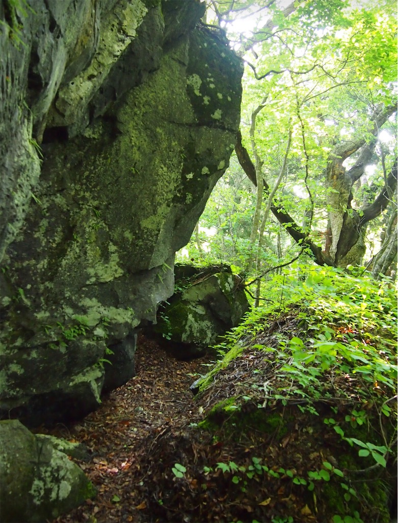 大岩がめぐる奥の院