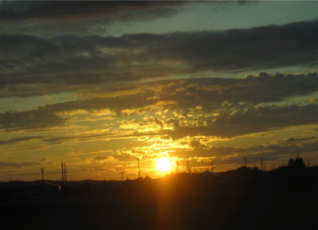 雨の後の輝く夕陽