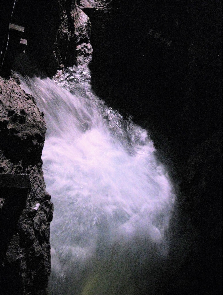 よく見てみるとすごい水流です。