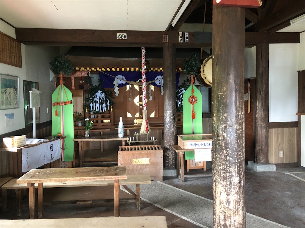 中は月山神社の遥拝所となっています。