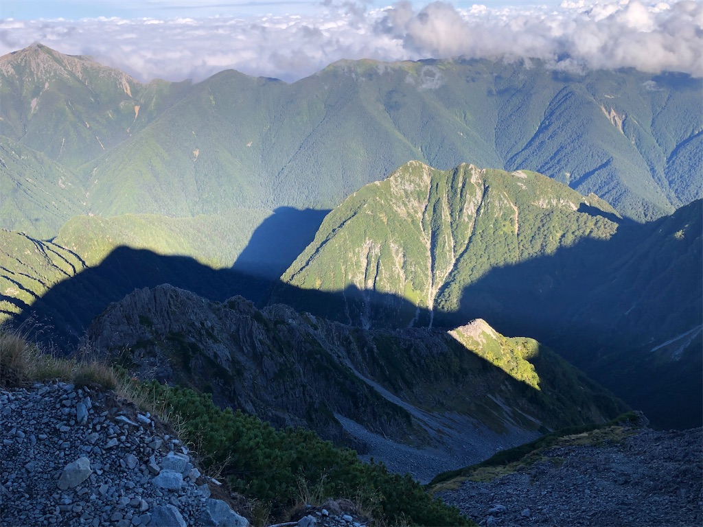 光を放つ山並み。