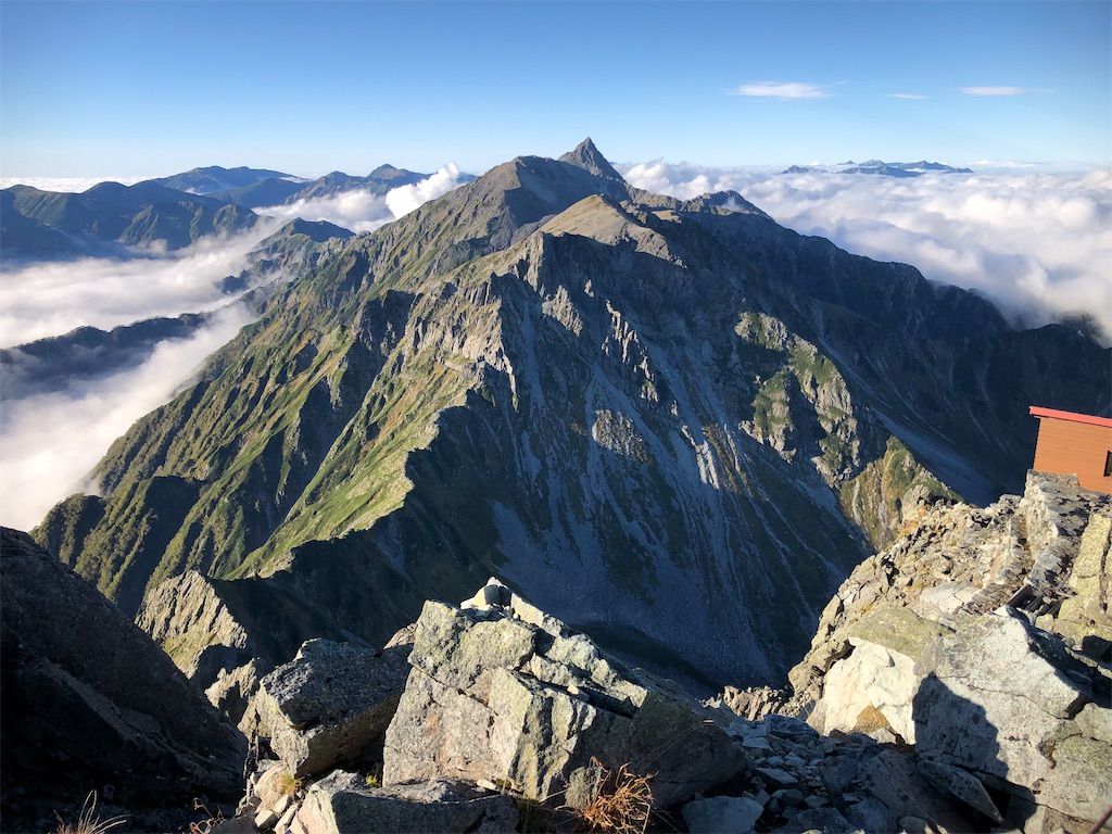 山頂直下の北穂高小屋。