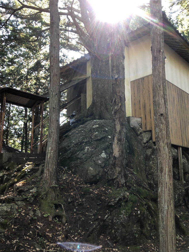 岩の上に建つ祠