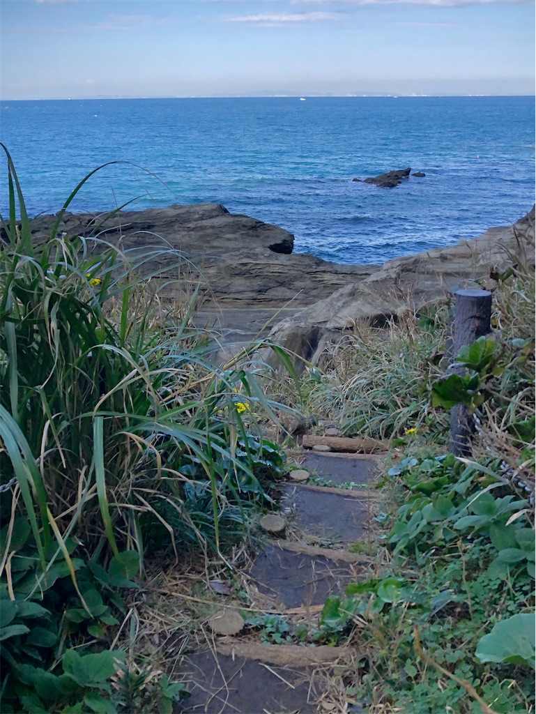 洞窟の下の海岸