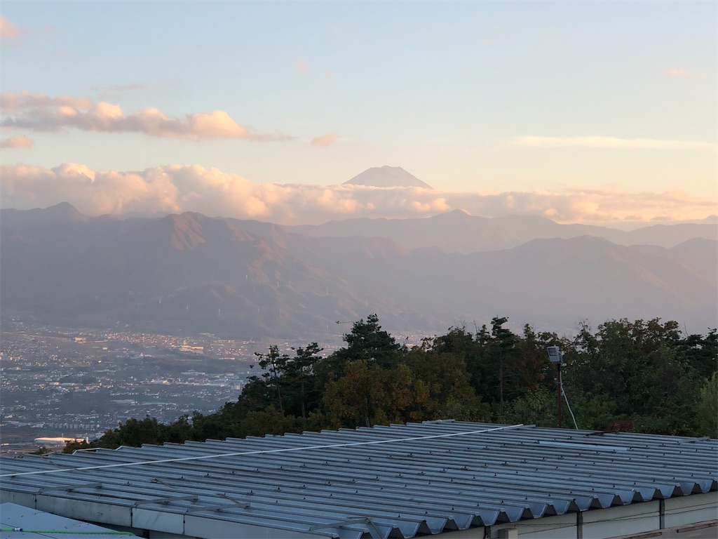 夕景に浮かび上がる富士山。