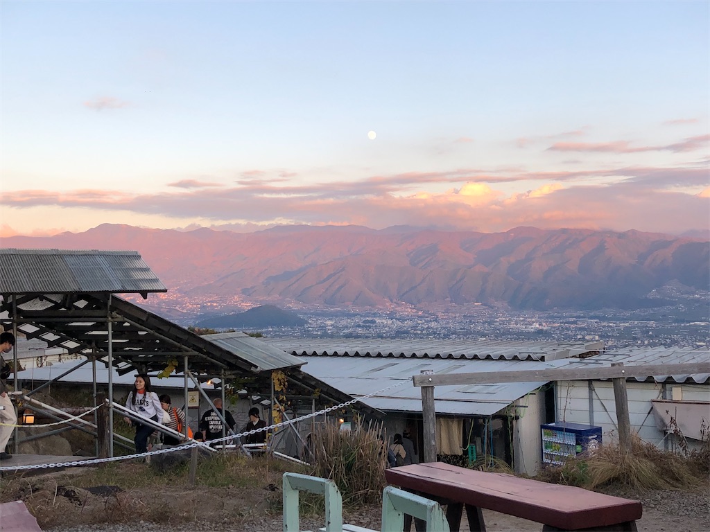 下の建物が入浴施設です。