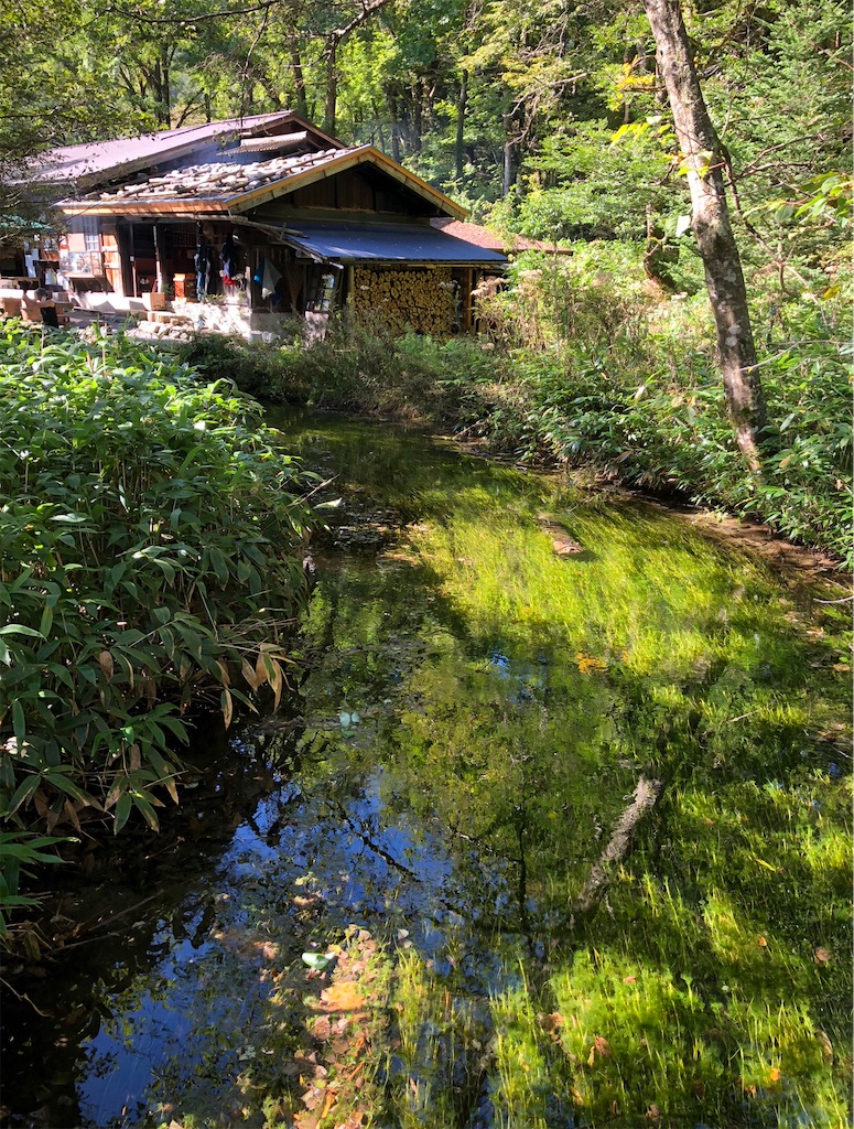 明神池のほとりにある嘉門次小屋