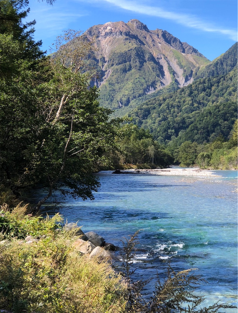 梓川の向こうにそびえる焼岳