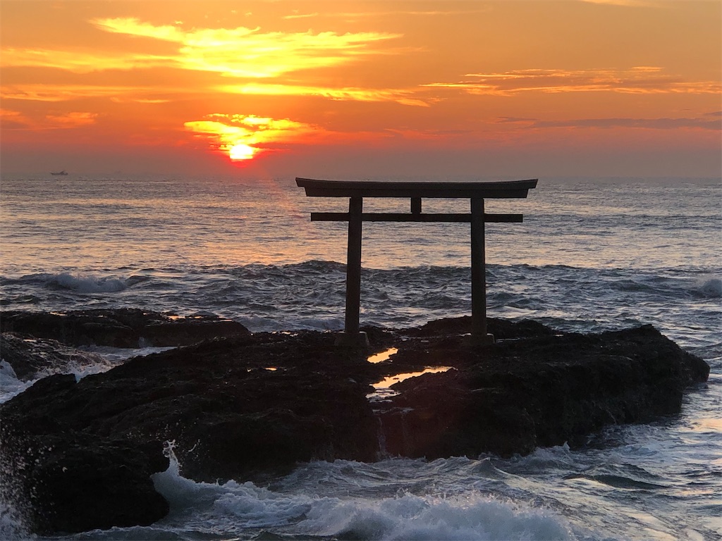 神磯の鳥居に上がる日の出