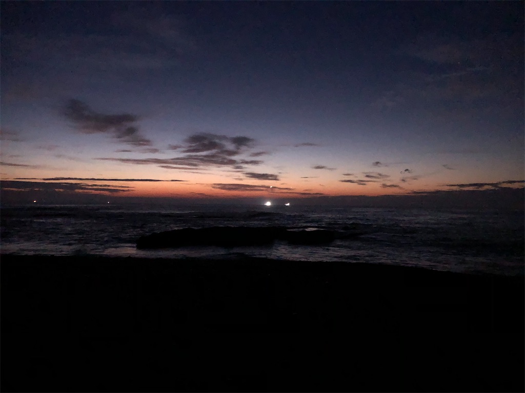 だんだんと水平線の向こうが、明るくなって来ました。