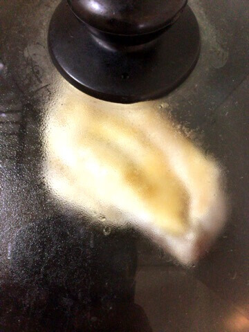 最後は蒸し焼きにし、中まで火を通す 最後は蒸し焼きにし、中まで火を通す
