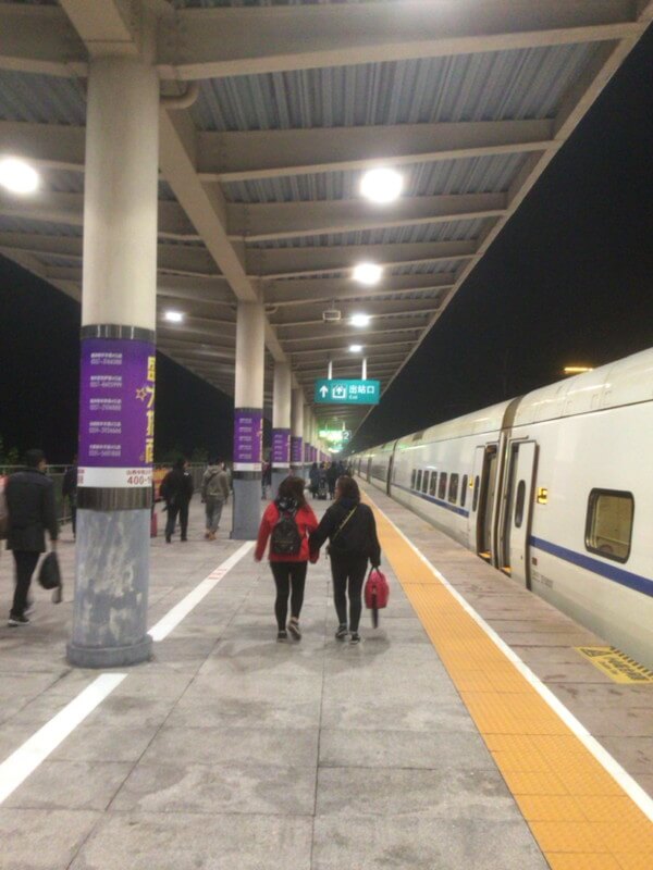 活気溢れる平遥古城駅と市内へのタクシー移動 活気溢れる平遥古城駅と市内へのタクシー移動