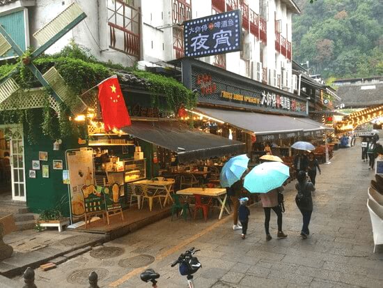 雨の降る陽朔の街並み