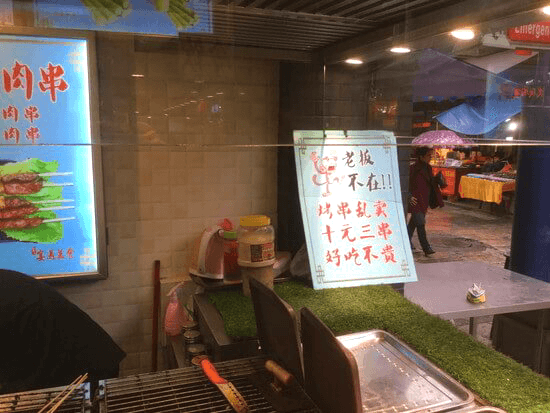 陽朔の巨大フードコートの羊串 陽朔の巨大フードコートの羊串