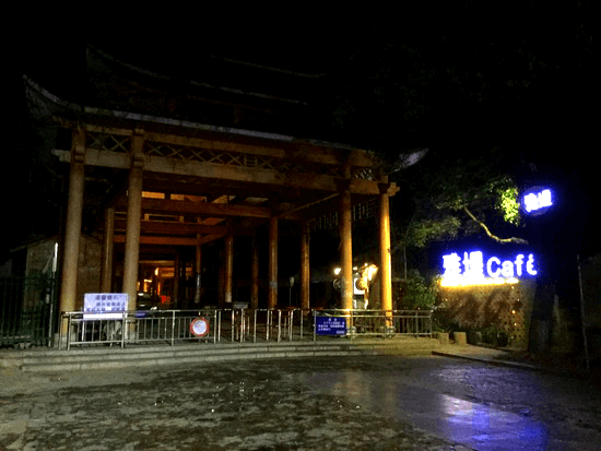 賑やかな楽しさに包まれる宿泊所の夜 賑やかな楽しさに包まれる宿泊所の夜