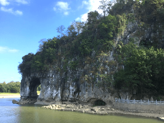 巨大な光景に目を奪われる象山 巨大な光景に目を奪われる象山