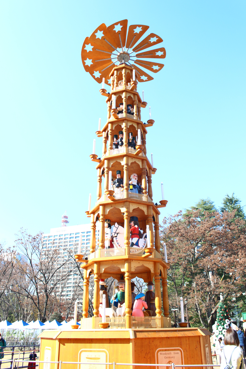 日比谷公園 東京クリスマスマーケットのシンボル、くるみ割り人形がまわるクリスマスピラミッド