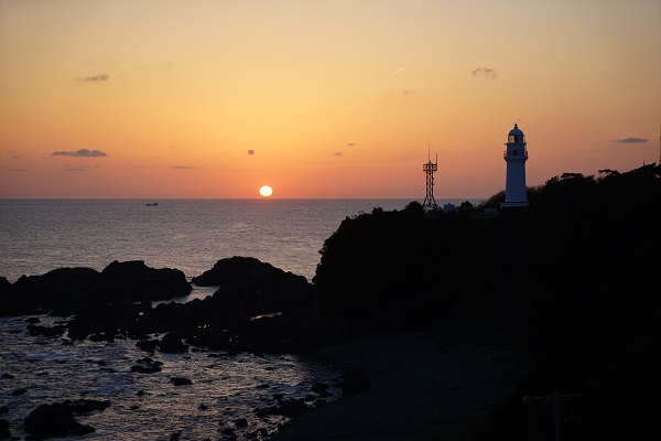 f:id:nemuneco-r:20180719125317j:plain 潮岬灯台の夕景