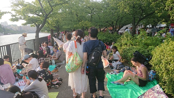 天神祭奉納花火前の毛馬桜ノ宮公園