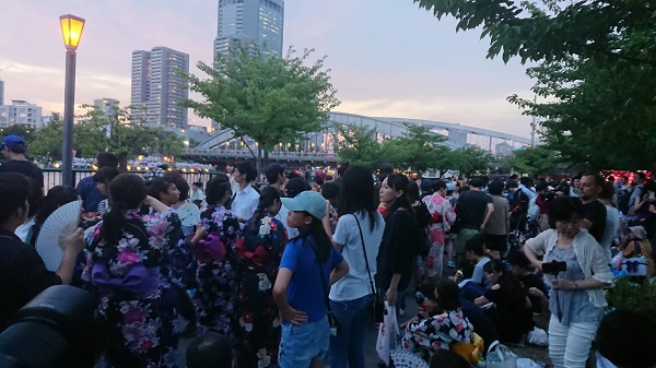 天神祭奉納花火前の毛馬桜ノ宮公園