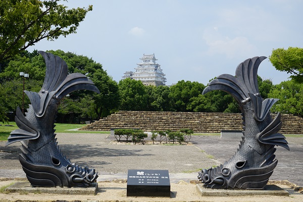 城見台公園からの姫路城。しゃちほこと一緒に