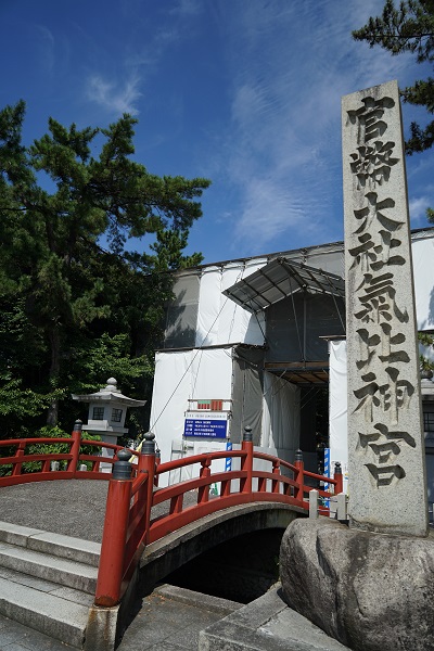 気比神宮の大鳥居。改修工事中