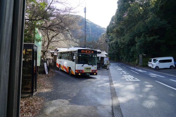 犬鳴山バス停と南海バス