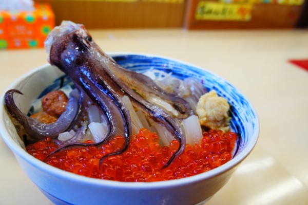 函館|函館朝市「一花亭たびじ」活いか踊り丼