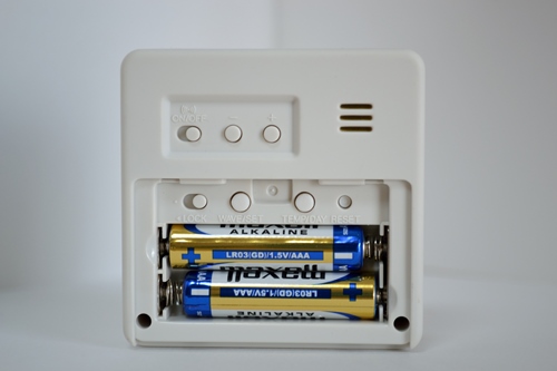 無印良品 トラベル用ワールド電波クロック 電池蓋を開けたところ