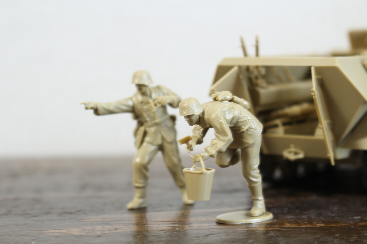 バラと、バケツ一杯のドラマ 1/35 ハノマークD型 シュッツェン