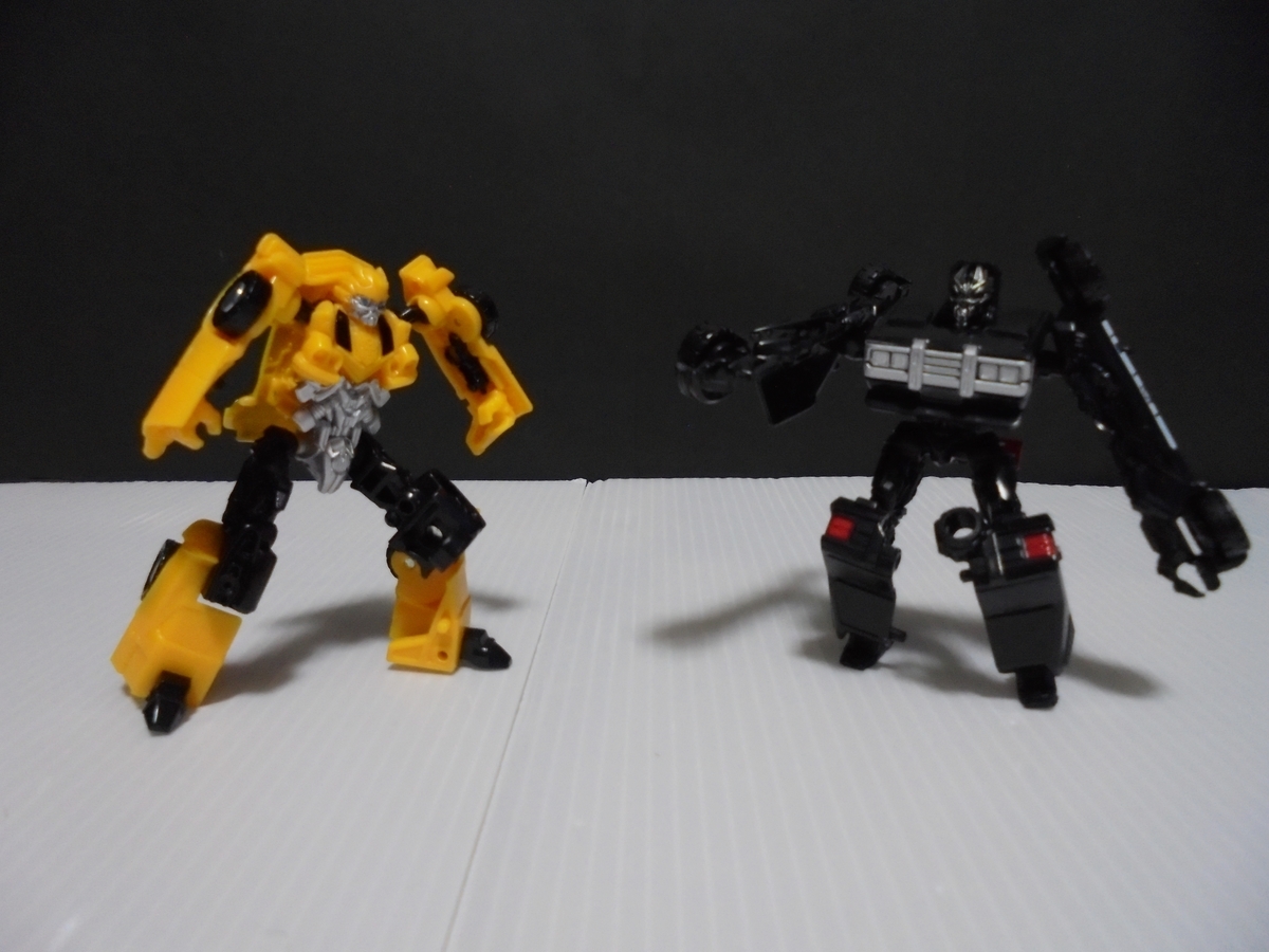 1冊で2体楽しめる！？バンブルビーvsバリケード バトルセット