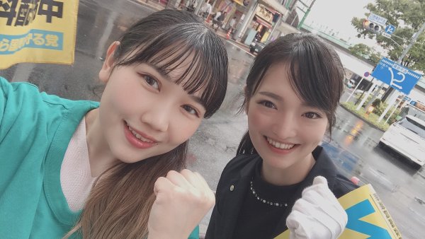 向かって右が加陽麻里布さん