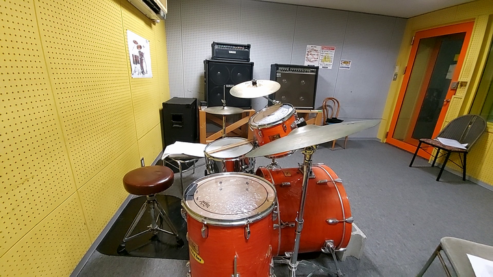 約40年前に高校時代に購入したドラムセット一式です。