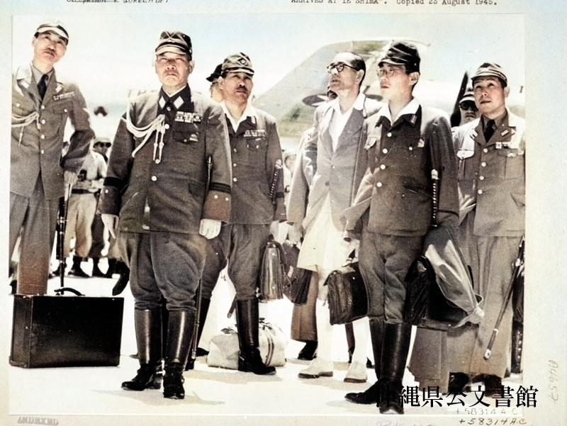 日本軍　写真 1945年8月19日 『伊江島に降り立った日本降伏使節団』 - 〜シリーズ