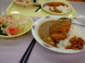 中央食堂のカツカレーとサラダ