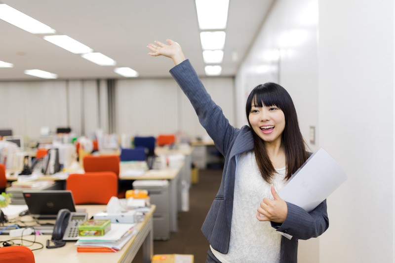 手を上げる